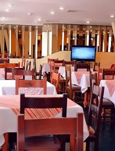 Salón de desayunos del hotel con mesas preparadas